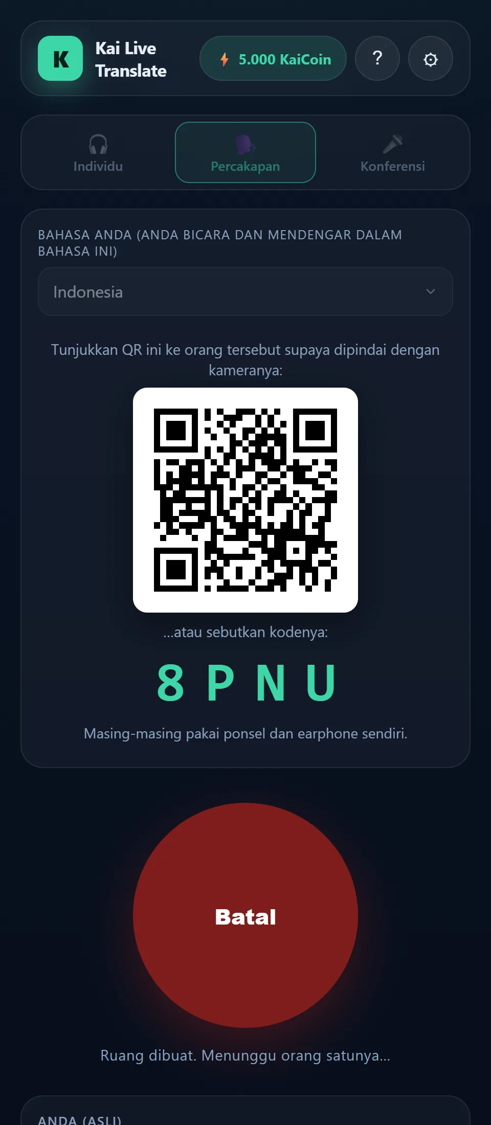 Layar aplikasi dengan ruang yang baru dibuat: kode QR untuk orang lain bergabung, kode empat karakter, dan bahasa yang dipilih.